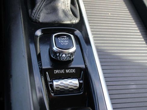 Used 2019 Volvo XC60 T5 Momentum w/ Multimedia Package image 25