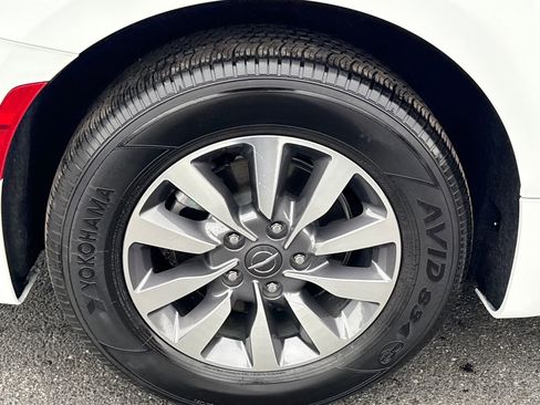 Used 2025 Chrysler Pacifica Select w/ Uconnect Theater Family Group image 10