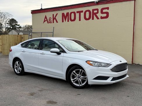 Used 2018 Ford Fusion SE FWD image 1