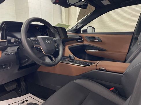 Used 2025 Toyota Crown Limited image 5