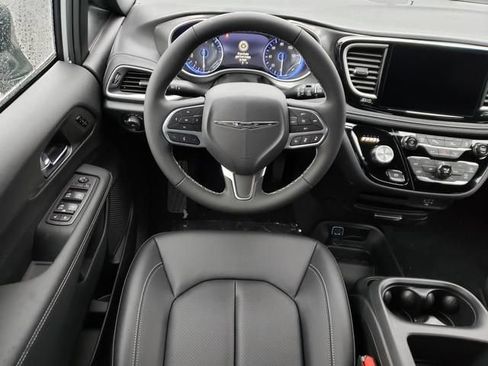New 2026 Chrysler Pacifica Select image 9