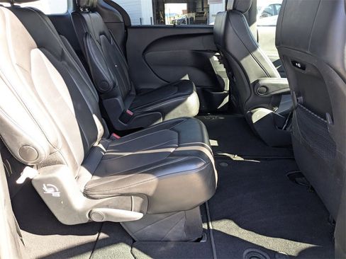 Used 2025 Chrysler Pacifica Select image 27