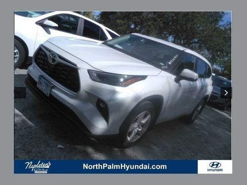 Used 2023 Toyota Highlander LE FWD image 1