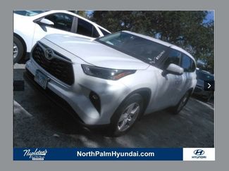 Used 2023 Toyota Highlander LE FWD video 1
