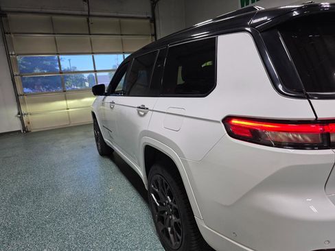 Used 2023 Jeep Grand Cherokee L Summit w/ High Altitude Package AWD/4WD image 10