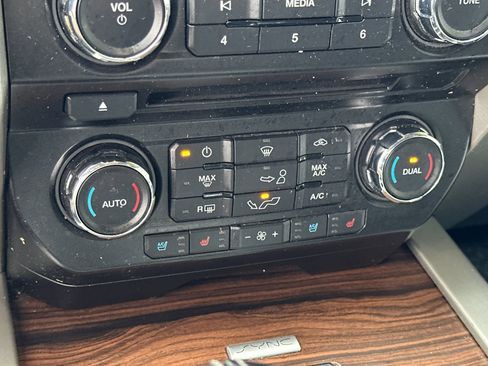 Used 2017 Ford F150 Lariat w/ Trailer Tow Package image 20