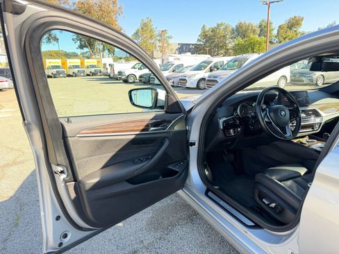 Used 2019 BMW 530e w/ Premium Package RWD image 9