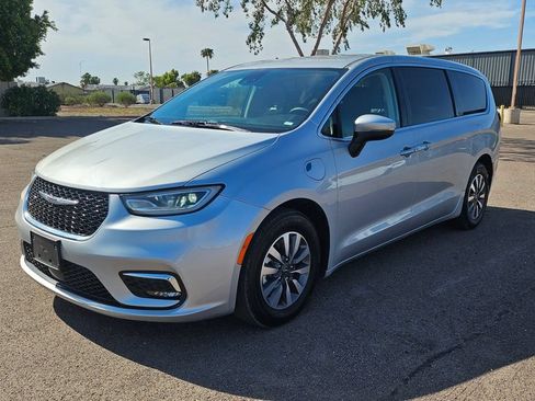 Used 2023 Chrysler Pacifica Touring-L FWD image 4