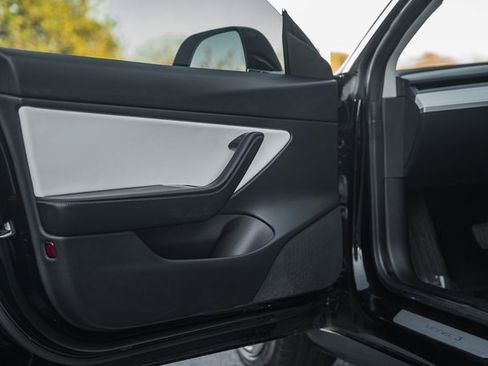 Used 2019 Tesla Model 3 Long Range image 32