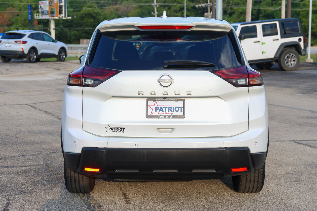 Used 2025 Nissan Rogue SV FWD image 4