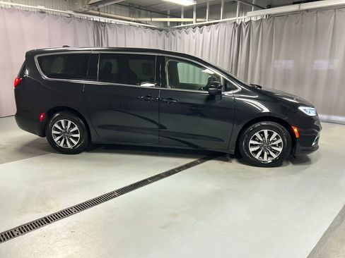 Used 2023 Chrysler Pacifica Touring-L image 8