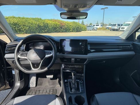 Used 2025 Volkswagen Jetta SE image 32