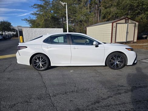 Used 2024 Toyota Camry SE image 4