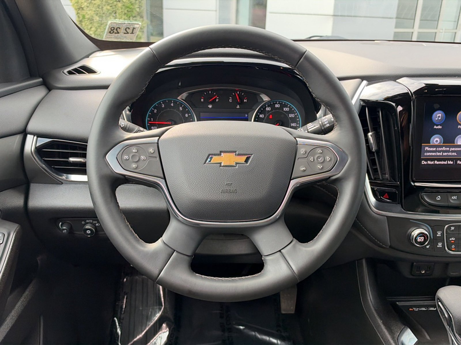 Used 2023 Chevrolet Traverse LT FWD image 2