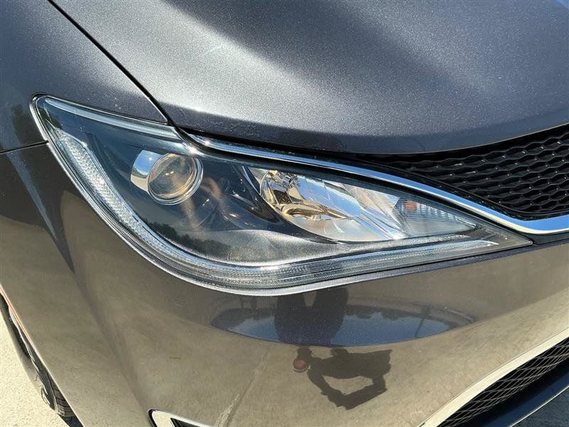 Used 2018 Chrysler Pacifica Touring-L FWD image 19