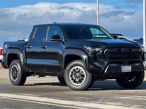 Certified 2025 Toyota Tacoma TRD Off-Road image 2