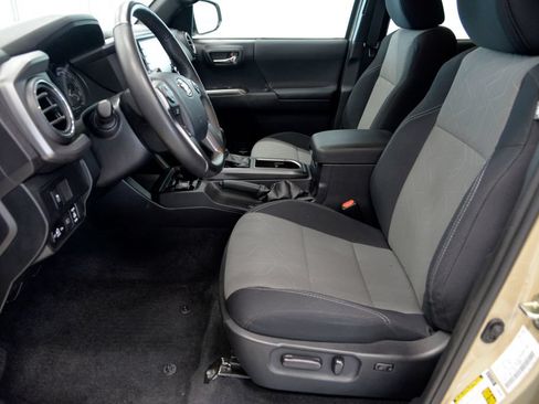 Used 2020 Toyota Tacoma TRD Off-Road AWD/4WD image 15