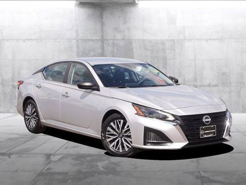 Used 2024 Nissan Altima 2.5 SV FWD image 2
