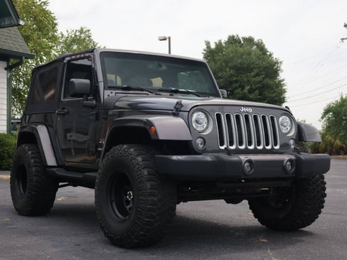 Used 2017 Jeep Wrangler Sahara w/ Connectivity Group AWD/4WD image 7