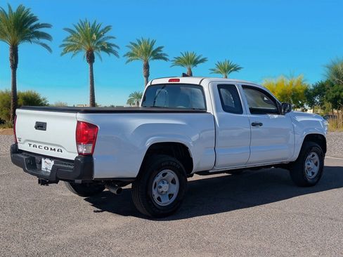 Used 2017 Toyota Tacoma SR image 5