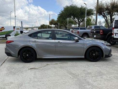 Used 2025 Toyota Camry SE image 5