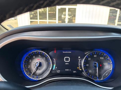Used 2025 Chrysler Pacifica Select FWD image 18