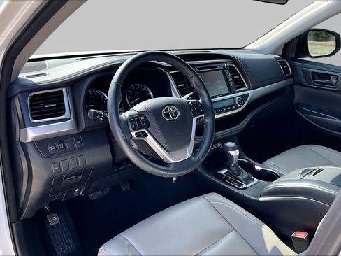 Used 2018 Toyota Highlander Plus FWD image 16