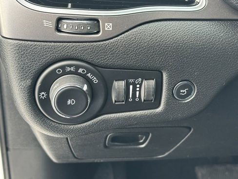 Used 2020 Jeep Cherokee Limited w/ Technology Group image 25