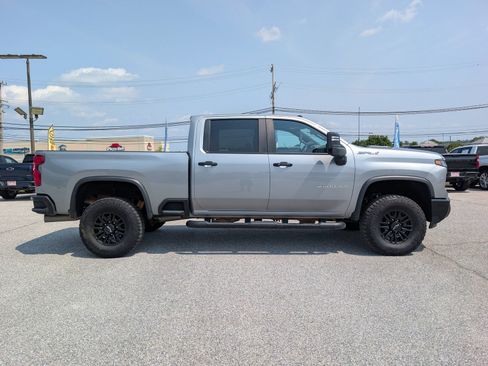 Used 2024 Chevrolet Silverado 2500 ZR2 w/ Technology Package AWD/4WD image 2