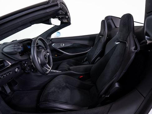 Used 2025 McLaren Artura Spider image 19