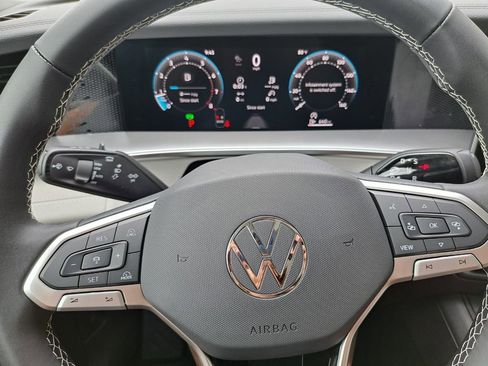 New 2026 Volkswagen Tiguan SE FWD image 10