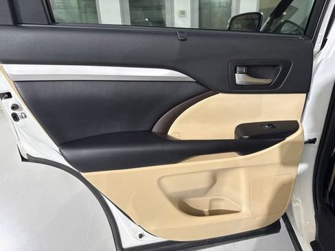Used 2019 Toyota Highlander XLE FWD image 14