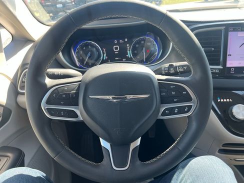 Used 2023 Chrysler Pacifica Touring-L image 8