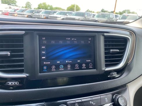 Used 2019 Chrysler Pacifica Touring-L FWD image 16