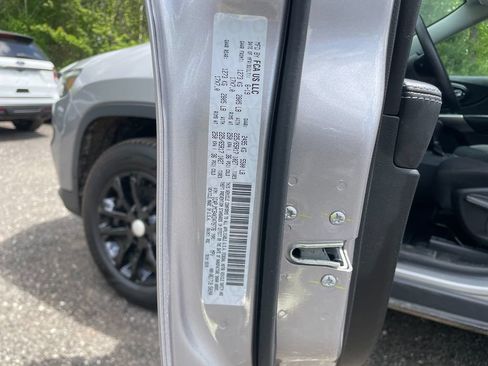 Used 2019 Jeep Cherokee Latitude w/ Popular Appearance Group AWD/4WD image 32