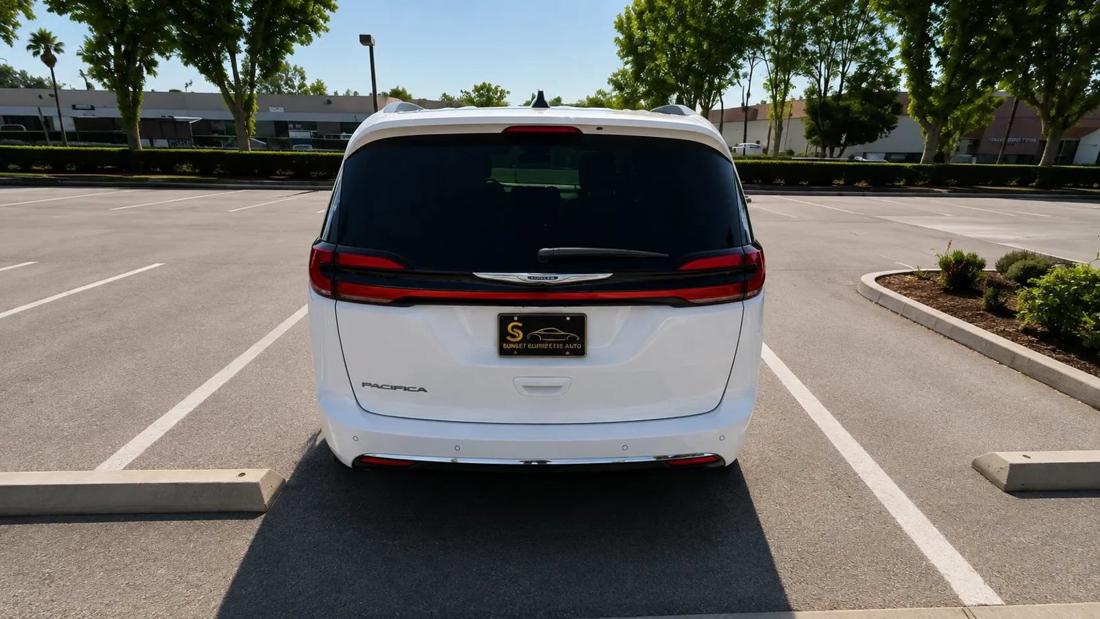 Used 2024 Chrysler Pacifica Touring-L FWD image 5