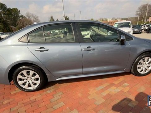 Used 2022 Toyota Corolla LE image 2
