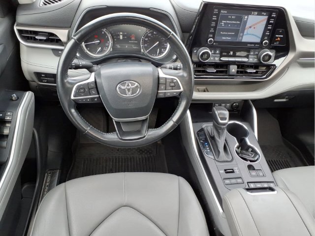 Used 2022 Toyota Highlander XLE AWD/4WD image 19