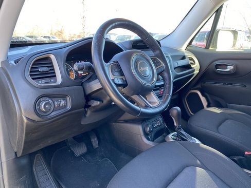 Used 2017 Jeep Renegade Latitude image 9