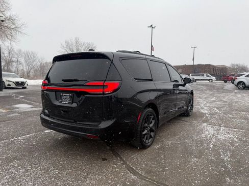 Used 2022 Chrysler Pacifica Touring-L w/ S Appearance Package image 5