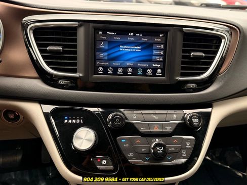 Used 2019 Chrysler Pacifica Touring-L FWD image 18