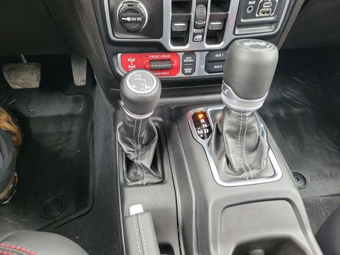 Used 2025 Jeep Wrangler Unlimited Rubicon w/ Convenience Group image 24