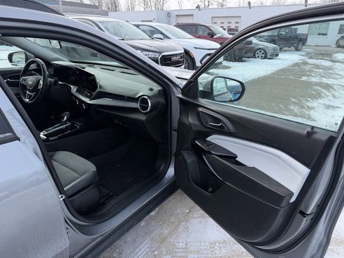 Used 2024 Chevrolet Trax LT w/ LT Convenience Package image 27