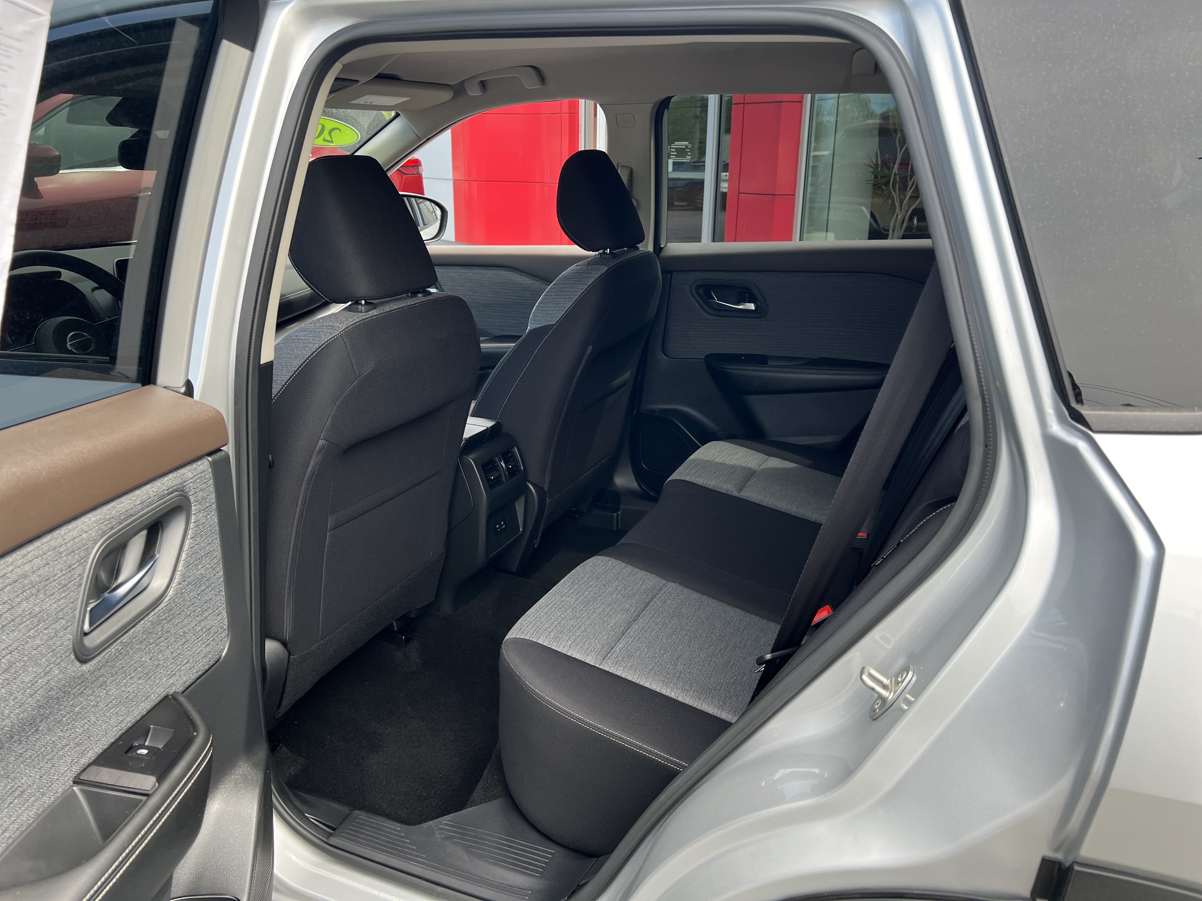 Used 2021 Nissan Rogue SV AWD/4WD image 5