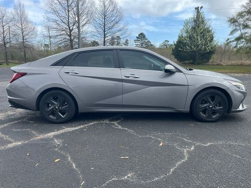 Used 2021 Hyundai Elantra Limited image 4