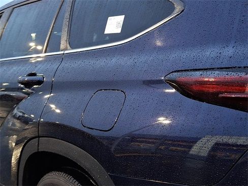 Certified 2024 Toyota Highlander XLE image 9