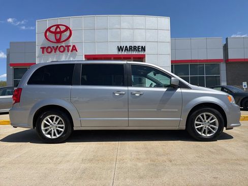 Used 2019 Dodge Grand Caravan SXT w/ Rear Park Assist Package FWD image 3
