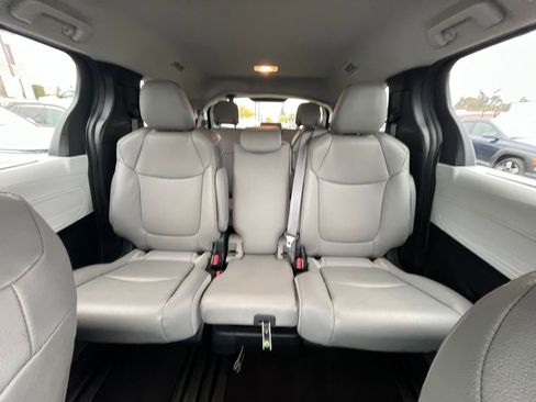 Used 2025 Toyota Sienna XLE image 40