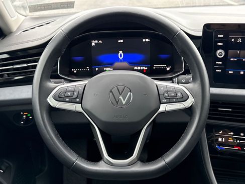 Certified 2025 Volkswagen Jetta SE w/ Sunroof Package image 15