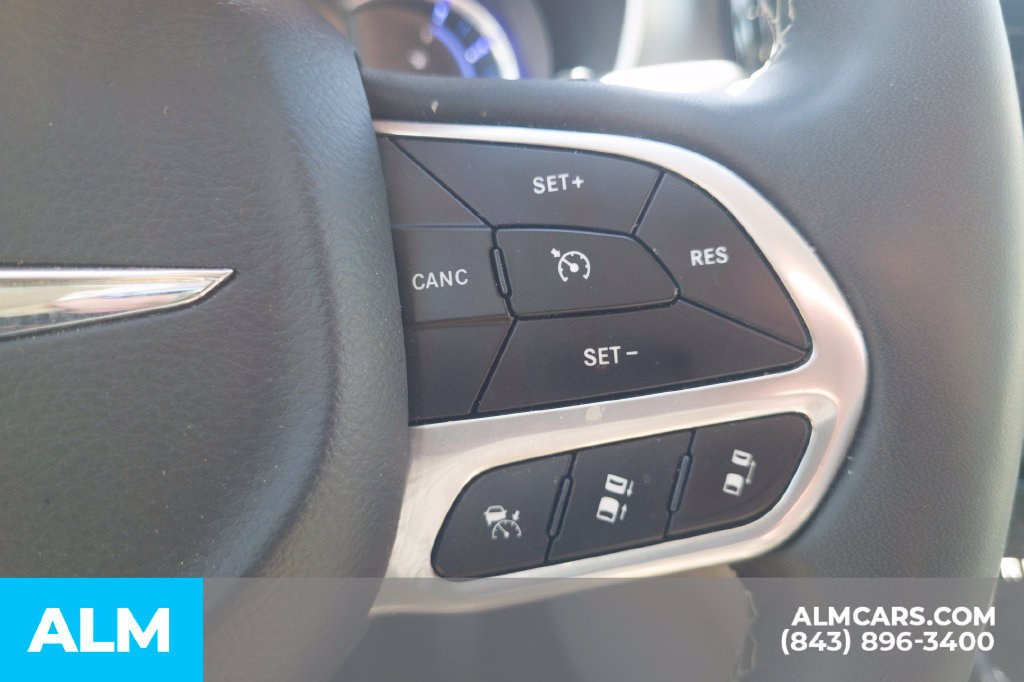 Used 2023 Chrysler Pacifica Touring-L FWD image 10